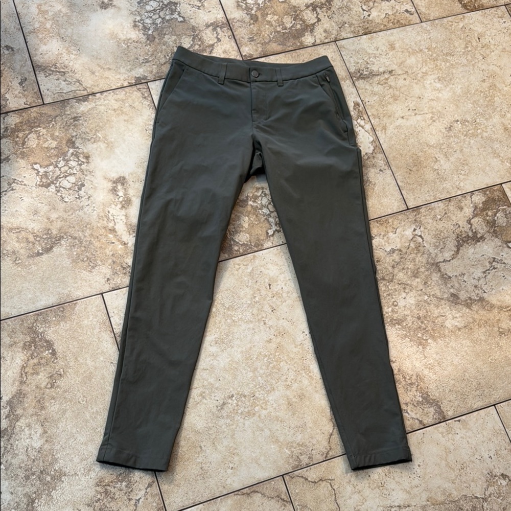 Lululemon men’s stylish olive green pants.